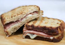 Sánduche Caliente de jamón y queso Sánduche Caliente de jamón y queso